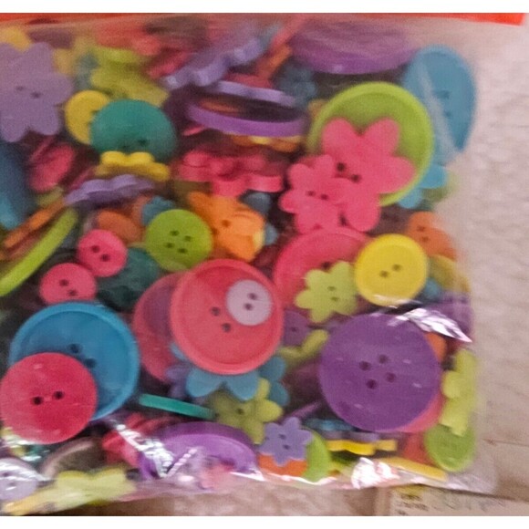 Bulk lot of Craft and/or Jewelry Making Beads  & Buttons Multi-Color - Picture 10 of 10